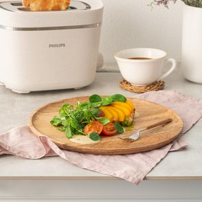 Szybkie brunche z Philipsem – chrupiąca brioszka z brzoskwinią, groszkiem cukrowym i humusem z fasoli (fot. materiały prasowe)