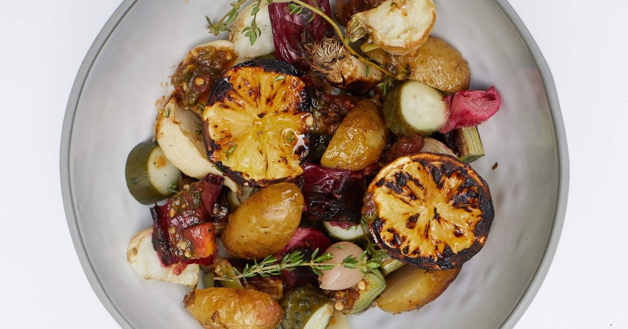 Sałatka z wędzonych ziemniaków i grillowanych warzyw (fot. Maciek Niemojewski)