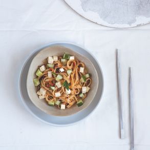 Jak przygotować śródziemnomorską sałatkę z udonem i fetą - PRZEPIS. Prosta sałatka z feta i ogórkami (fot. Jakub Stanek)