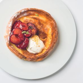 Jak zrobić dutch baby. Przepisy ze śliwkami. Konfitura śliwkowa. Jak zrobić naleśnik - dutch baby (fot. dinnershow.studio)