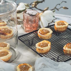 Mini serniczki na ciasteczkowym spodzie oblane masą kajmakową z dodatkiem gruboziarnistej soli morskiej, przepis Zosia Bauman - Nykowska