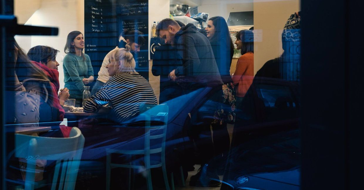 Wystrój wnętrza restuaracji Kuchni Konfliktu w czasie kolacji (fot. Filip Antczak)