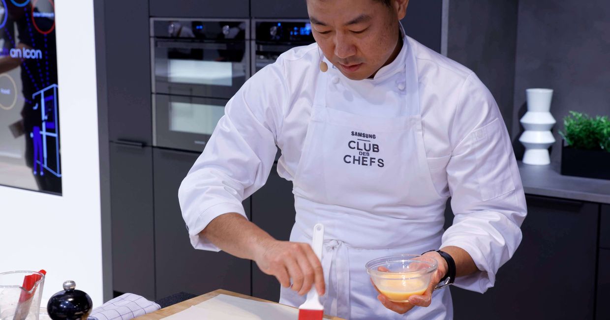 Szef kuchni Kihak Lim szykuje kulebiak (fot. materiały promocyjne)