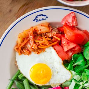 Danie domowe z płaskórką, kimchi i jajkiem (fot. Michał Lichtański)