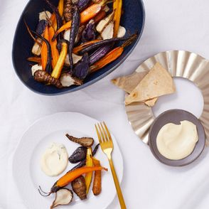 Sałatka jarzynowa z pieczonych warzyw korzeniowych z wegańskim majonezem jałowcowym i płatkami drożdżowymi (fot. Maciek Niemojewski)