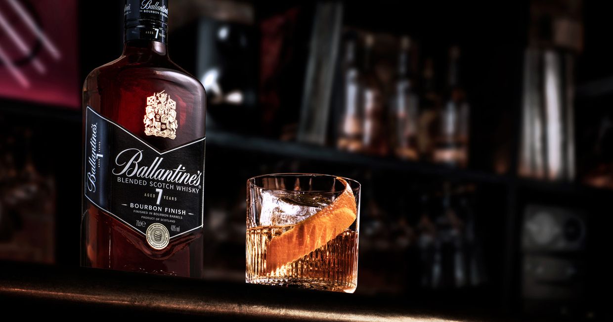 Butelka i szklanka z drinkiem (fot. materiały prasowe)