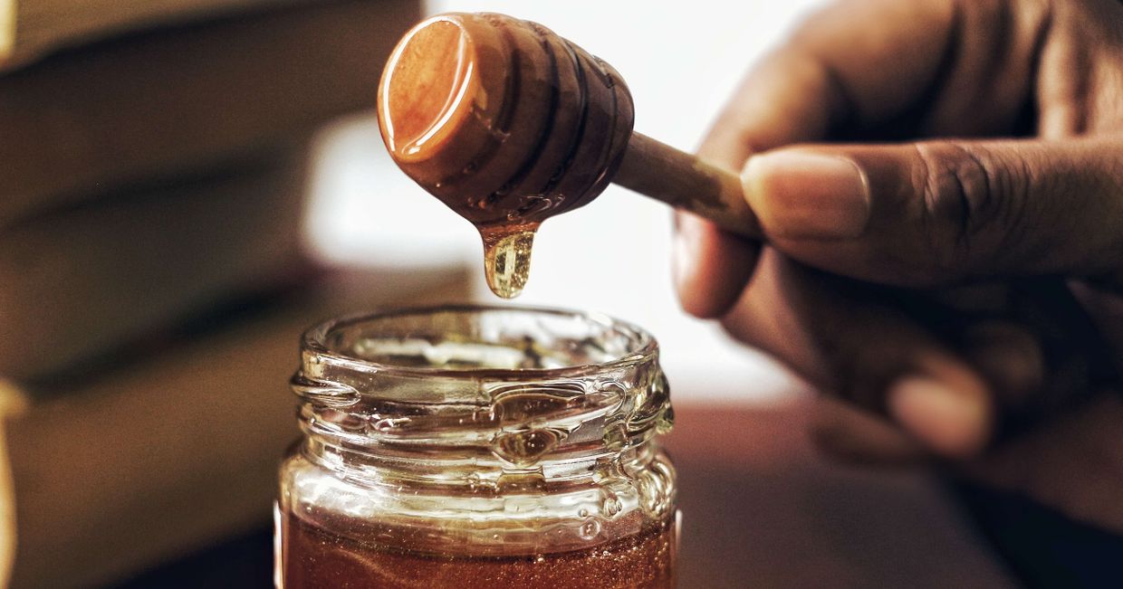 Miód (fot. Arwin Neil / unsplash.com)
