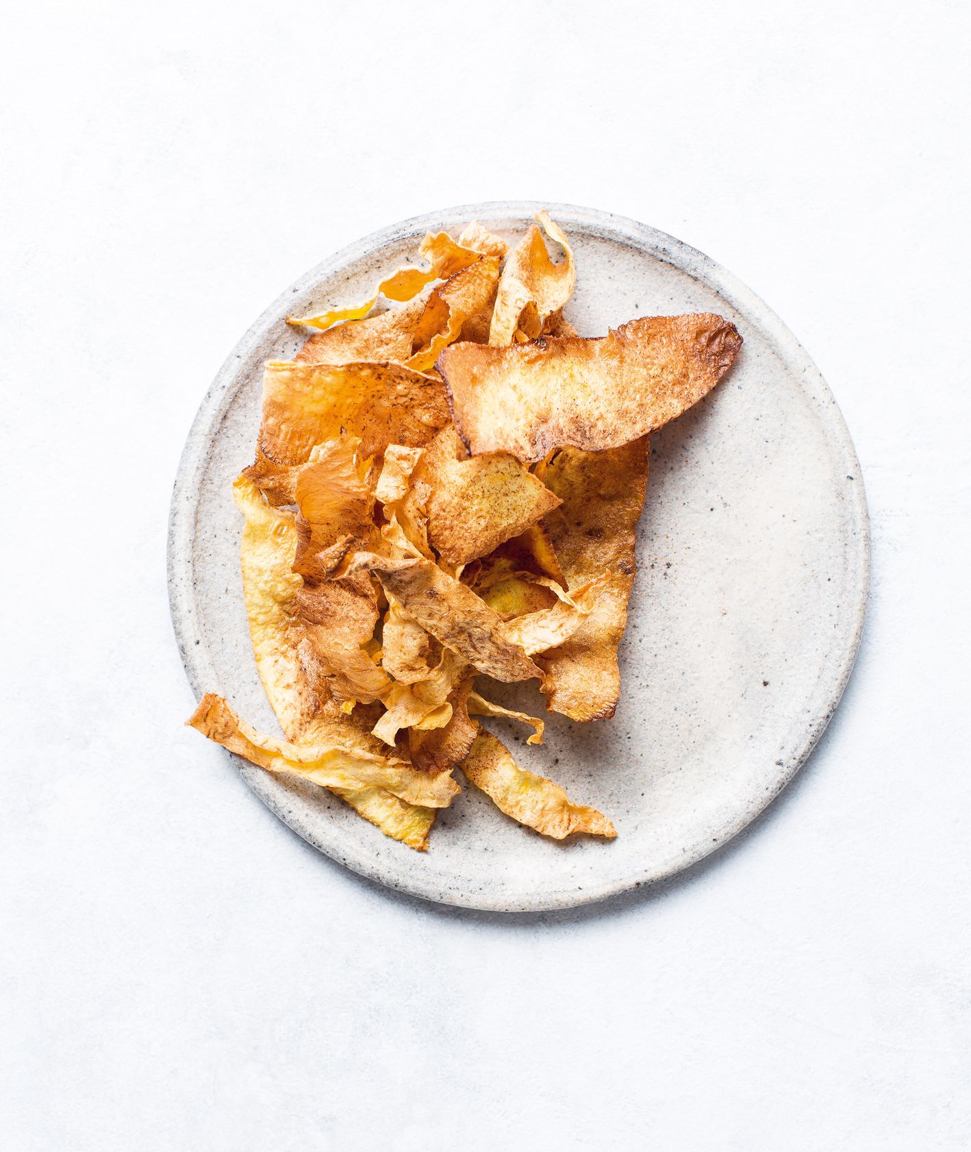 Brukiew – najlepsze przepisy. Jak zrobić zdrowe chipsy. Przepis na zdrowe czipsy z brukwi (fot. dinnershow.studio)