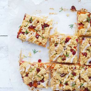 Bezglutenowe ciasto z kruszonką z morelami i porzeczkami lub innymi sezonowymi owocami