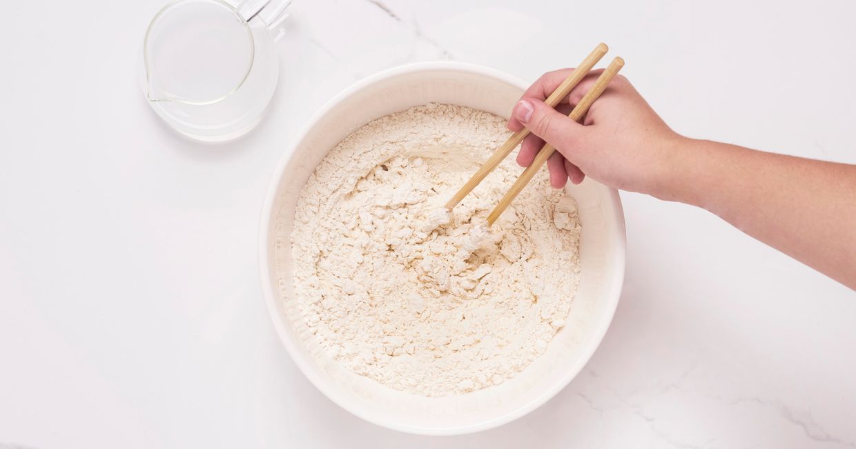 Zobacz, jak przygotować domowy makaron do ramenu