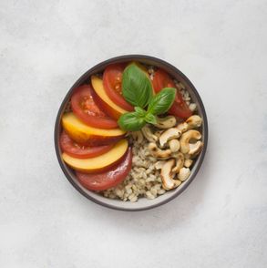 Bazyliowy pęczak z pomidorem i nektarynką