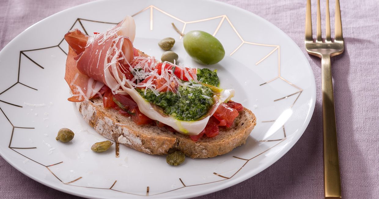 Bruschetta al pesto z pomidorkami concasse, pesto z rukoli i szynką parmeńską. Westwing (fot. dinnershow.studio)