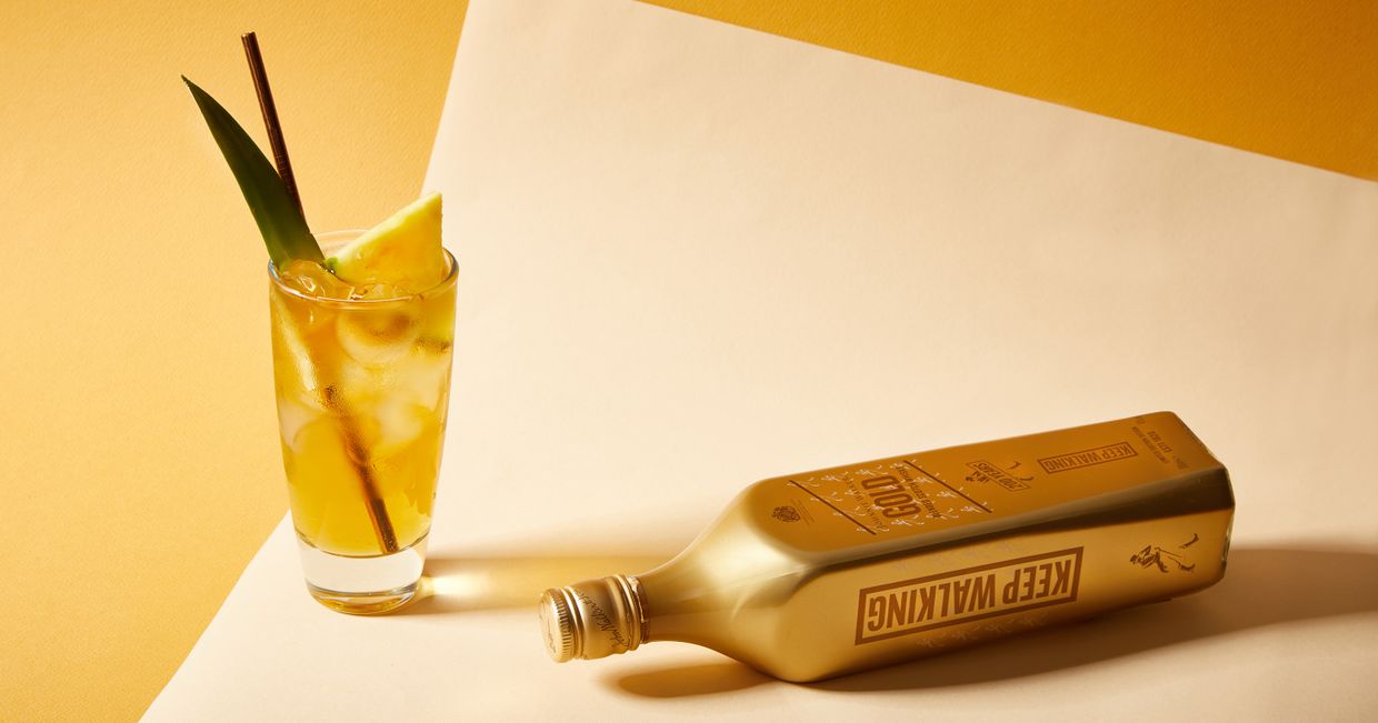 Whiskey z sokiem z ananasa. Przepis na drinka (fot. Maciek Niemojewski)