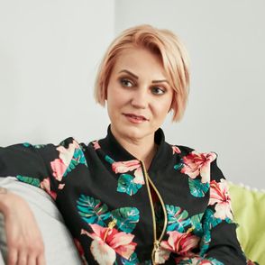 Daria Ładocha siedząca na kanapie podczas wywiadu (fot. Bernard Hołdys)