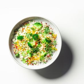 Przepis na wegańską sałatkę z kalafiorem. Wegański przepis na sałatkę kalafiorowo-ziołową (fot. Rafał Meszka)