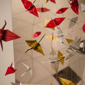 Ptaki z origami podwieszone pod sufitem (fot. Jason Leung / unsplash.com)