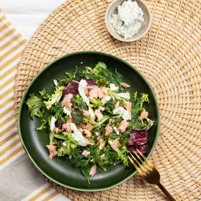 Szybkie przepisy na długi weekend – sałatka z wkładką (fot. Paulina Czyżewska)