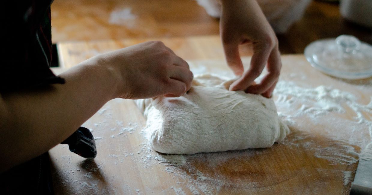 Formowanie zagniecionego ciasta na chleb pszenny (fot. Jessica Nadziejko)