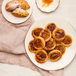 Jak przygotować ciasteczka z nadzieniem jabłkowym. Przepis na karmelowe ciasteczka z jabłkami (fot. dinnershow.studio)