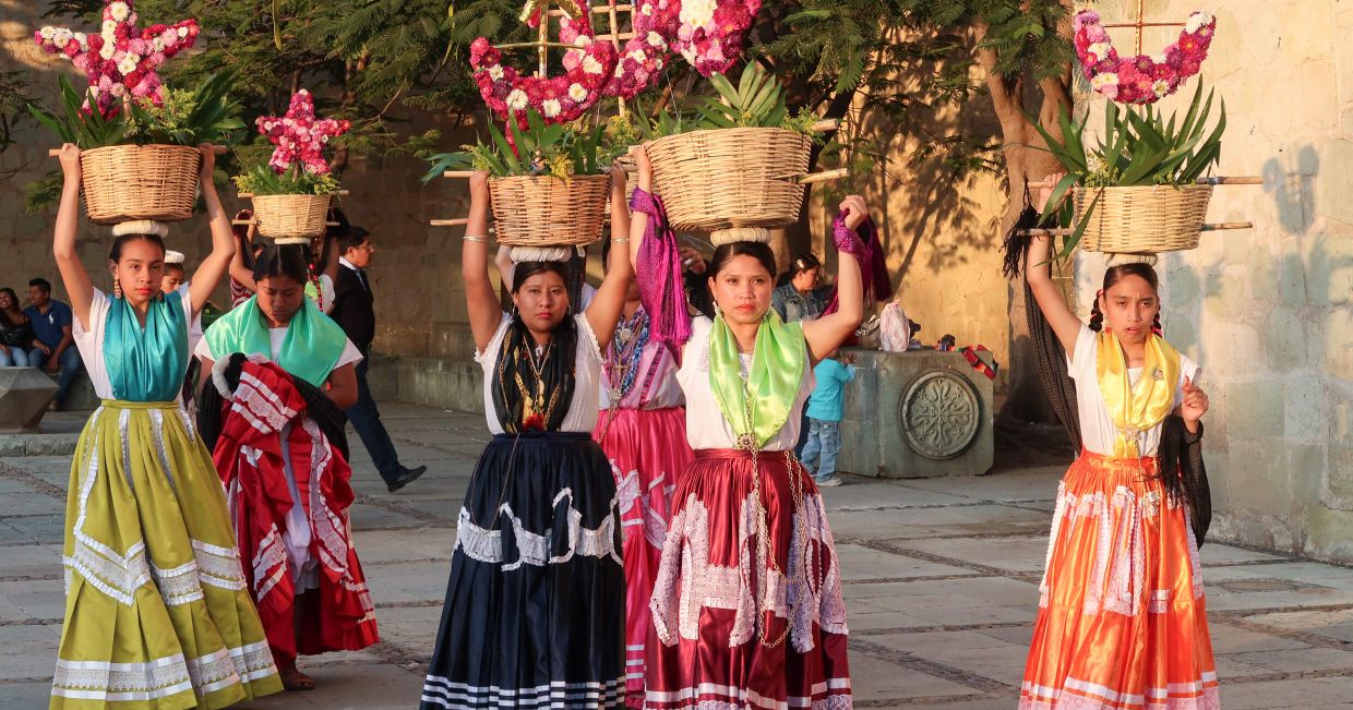 Kobiety w tradycyjnych strojach w Oaxaca w Meksyku. (fot. Julia Zabrodzka)