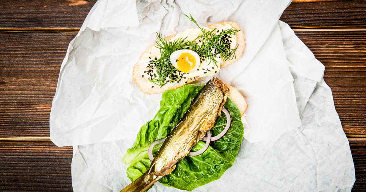 Śledź na białym pieczywie z jajkiem, koprem i sałatą (fot. Marcin R. Szulżycki / CookandWarch.com)
