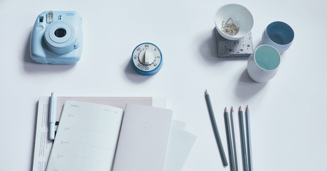 Aparat, kalendarz, ołówki, stoper do metody pomodoro (fot. Maciej Niemojewski)