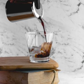 Kawa z kawiarki lana na kostki lodu (fot. Pradeep Javedar / unsplash.com)