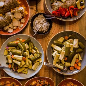 Regionalne warzywne potrawy w głębokich talerzach