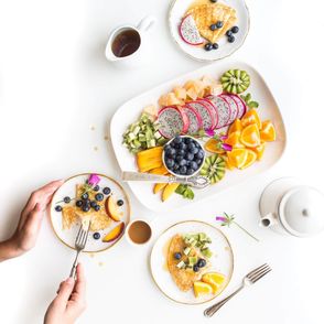 Naleśniki z owocami (fot. Brooke Lark / unsplash.com)