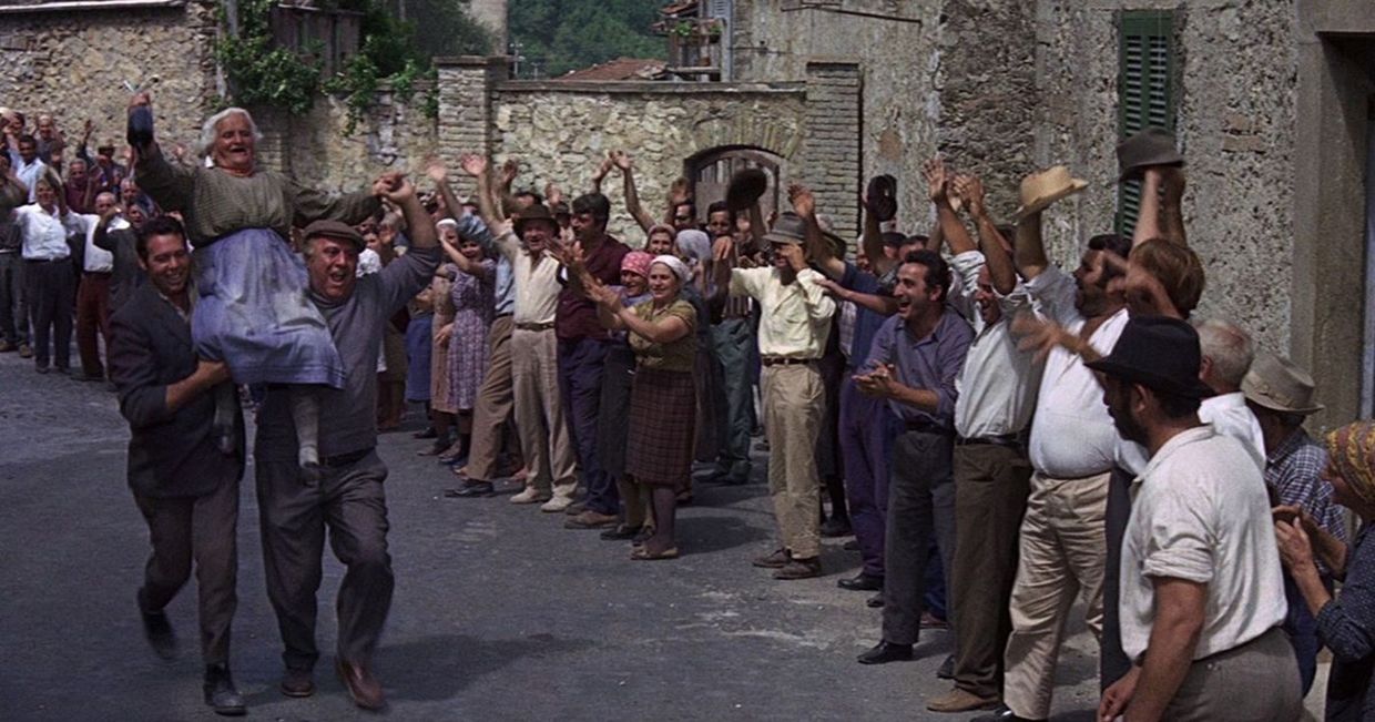 Mieszkańcy Santa Vittoria świętują na ulicach miasta – kadr z filmu "Tajemnica Santa Vittoria"