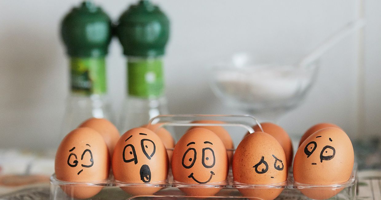 Pomalowane jajka w lodówce do zjedzenia śniadania (fot. Tengyart / unsplash.com)