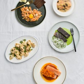 Świąteczny stół zastawiony daniami z łososia (fot. dinner.show Studio)