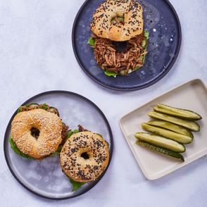 Przepis na śniadaniowy bajgiel z wołowiną, ogórkiem i sałatą (fot. Maciek Niemojewski)