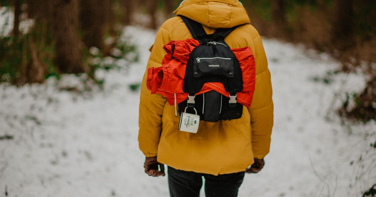 Mężczyzna w puchowej kurtce (fot. Thom Holmes / unsplash.com)