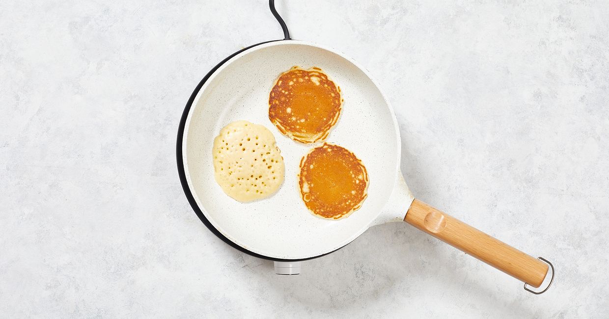 Smażenie pankejków, jak zrobić pankejki, przepis na amerykańskie naleśniki pancakes (fot. Maciek Niemojewski)