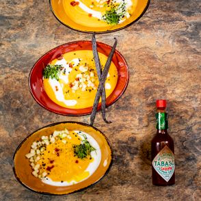 Miski z kremową zupą i ostrym sosem Tabasco