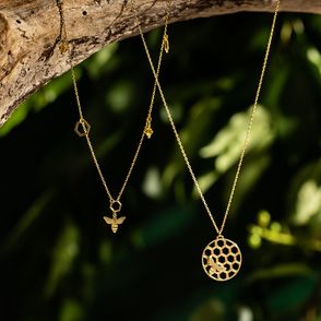 Jak odwdzięczyć się pszczołom? – naszyjniki z kolekcji YES Queen B (fot. materiały prasowe)