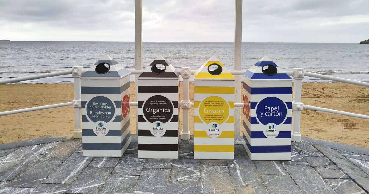 Kosze do segregowania odpadów (fot. Javier Huedo)