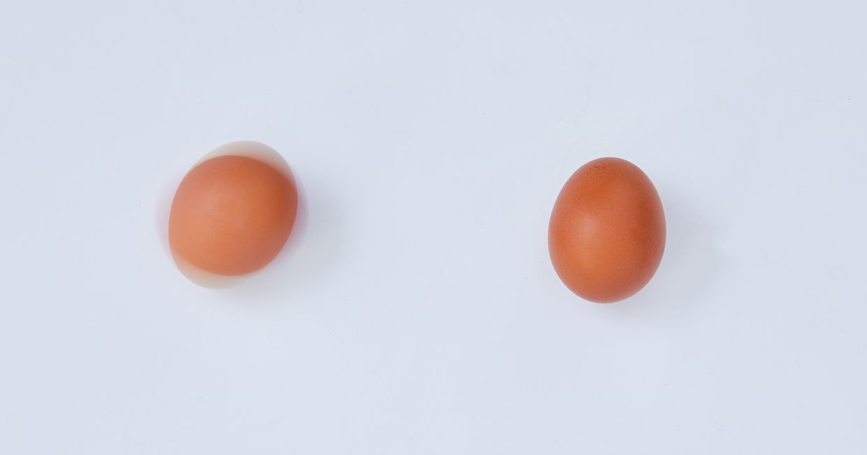 Testowanie czy jajko jest ugotowane (fot. Maciek Niemojewski)