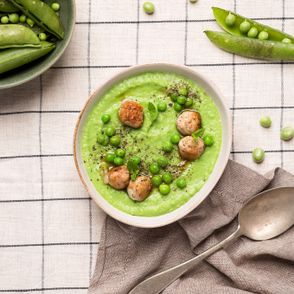 Przepis na krem z groszku z klopsikami z indyka, jak zrobić krem z groszku, pomysł na wegetariańską sycącą zupę (fot. dinner.show studio)