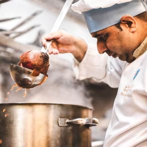 kuchnia w restauracji, jak wygląda praca na kuchni, slang kucharzy - szef kuchni (fot. Eiliv-Sonas Aceron)