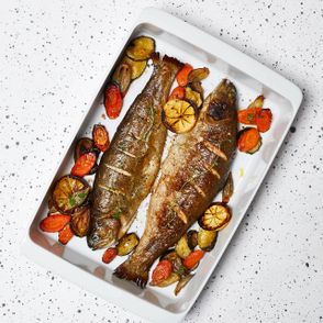 pieczony pstrąg z warzywami, pieczony pstrąg, ryba z warzywami, pstrąg w całości, jak upiec rybę, pieczone warzywa