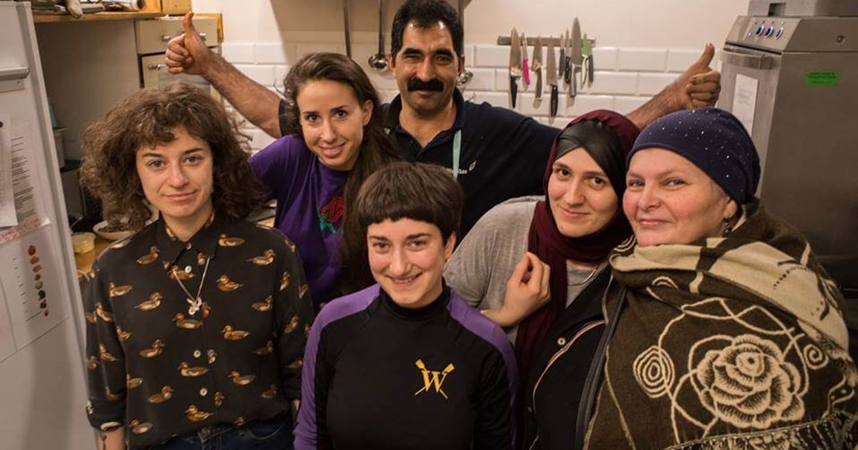 Zespół restauracji Kuchni Konfliktu na kuchni (fot. Jędrzej Nowicki)