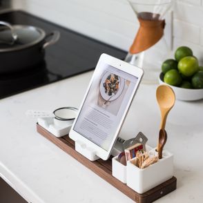 Przepis na obiad na tablecie w kuchni (fot. Jeff Sheldon / unsplash.com)