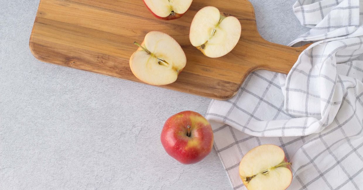 Pokrojone jabłka leża na blacie w kuchni (fot. Sarah Gualtieri)