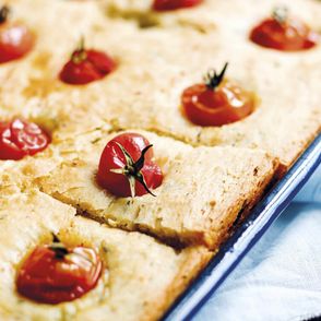 domowa focaccia, focaccia na drożdżach, kuchnia włoska, focaccia z pomidorkami, domowe wypieki, domowy chleb, włoskie wypieki,