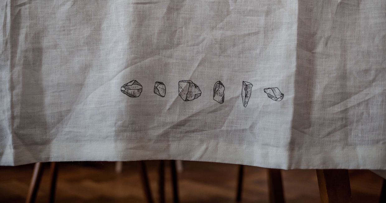 Obrus marki Obrys – wzór w kamienie