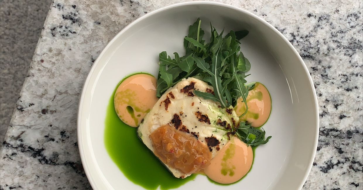 Danie z menu Restaurant Week, restauracja Crudo, Gdynia, stek z kalafiora w sosie sojowym (fot. Tosia Kolo)