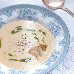 Zupa krem z ziemniaków z chrzanem i z białą kiełbasą polana oliwą z pietruszką i bazylią, przepis Paweł Paszek-Pietruch / Eperfetto.pl