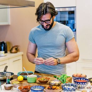 Ouce Naser w swojej domowej kuchni (fot. Michał Lichtański)